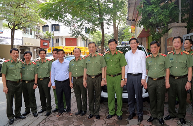 Bộ trưởng Tô Lâm kiểm tra công tác tại Công an phường Quán Thánh - Ảnh minh hoạ 3