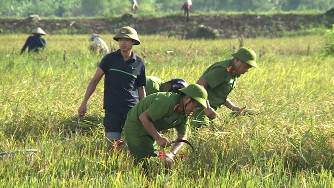 Công an bơi đẩy bè đưa hàng nghìn người dân qua vùng ngập lũ - Ảnh minh hoạ 22