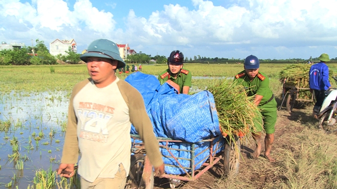 Công an bơi đẩy bè đưa hàng nghìn người dân qua vùng ngập lũ - Ảnh minh hoạ 23