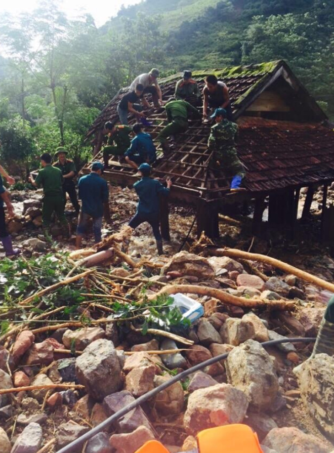 Công an bơi đẩy bè đưa hàng nghìn người dân qua vùng ngập lũ - Ảnh minh hoạ 12