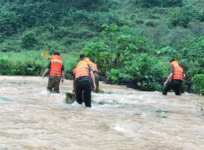 Công an bơi đẩy bè đưa hàng nghìn người dân qua vùng ngập lũ - Ảnh minh hoạ 9