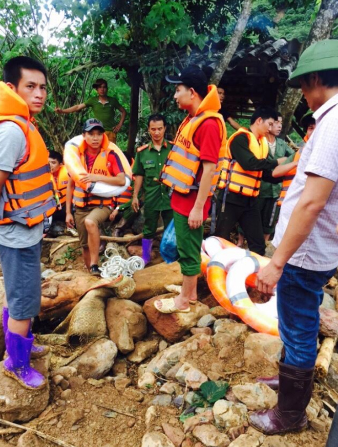 Công an bơi đẩy bè đưa hàng nghìn người dân qua vùng ngập lũ - Ảnh minh hoạ 10