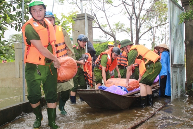 Công an bơi đẩy bè đưa hàng nghìn người dân qua vùng ngập lũ - Ảnh minh hoạ 21