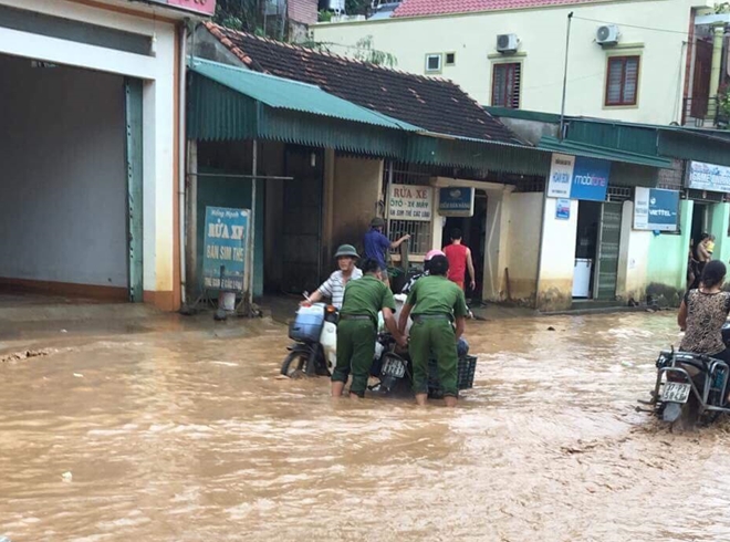 Công an dầm mưa giúp dân vượt lũ ở miền Tây xứ Nghệ - Ảnh minh hoạ 13
