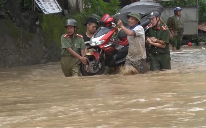 Công an dầm mưa giúp dân vượt lũ ở miền Tây xứ Nghệ - Ảnh minh hoạ 12