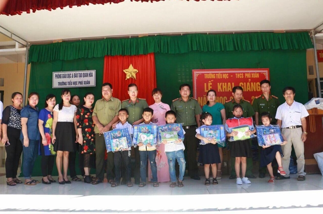 Tặng gần 1.000 suất quà cho học sinh vùng lũ Quan Hóa, Thanh Hóa - Ảnh minh hoạ 9