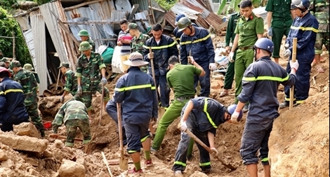 Công an dầm mưa, bất chấp hiểm nguy cứu nạn ở vùng lũ Nha Trang