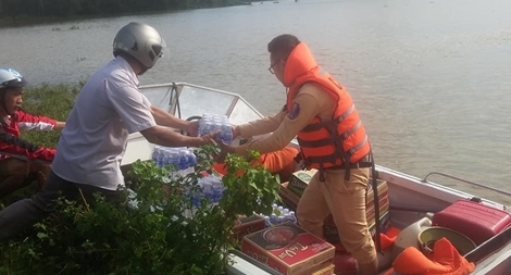 CSGT vượt lũ cứu trợ lương thực tới vùng ngập lụt