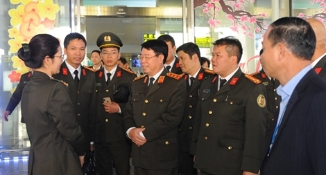 Thứ trưởng Bùi Văn Nam kiểm tra công tác ứng trực tại Sân bay Nội Bài