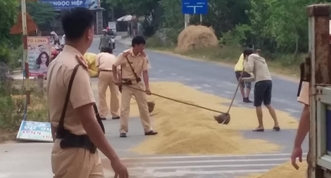 CSGT giúp dân gom lúa tránh mưa được ngợi khen