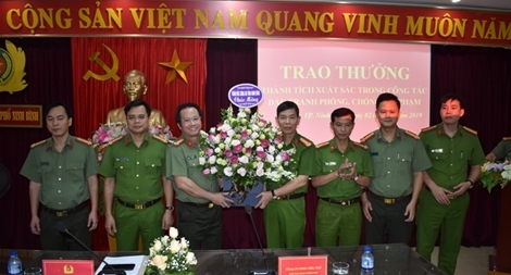 Khen thưởng thành tích Công an TP Ninh Bình