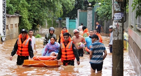 Công an các tỉnh Tây Nguyên giúp dân khắc phục hậu quả lũ lụt