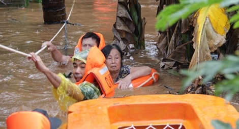 Hàng trăm chiến sỹ dầm mình trong nước cõng dân chạy lụt