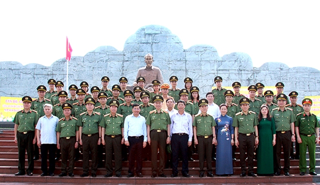 Dâng hoa Chủ tịch Hồ Chí Minh tại Khu lưu niệm Sáu điều Bác Hồ dạy CAND - Ảnh minh hoạ 4