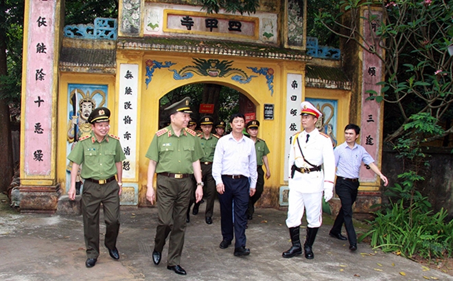 Dâng hoa Chủ tịch Hồ Chí Minh tại Khu lưu niệm Sáu điều Bác Hồ dạy CAND - Ảnh minh hoạ 5