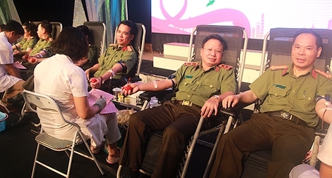 Lãnh đạo Cục Truyền thông CAND cùng cán bộ, chiến sĩ tham gia hiến máu