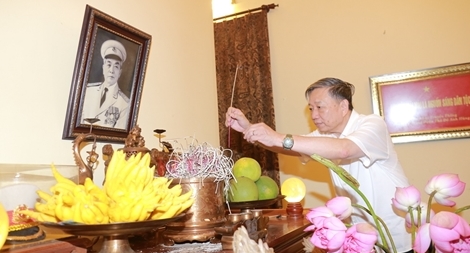 Bộ trưởng Tô Lâm thăm hỏi gia đình các đồng chí nguyên lãnh đạo Bộ Công an qua các thời kỳ