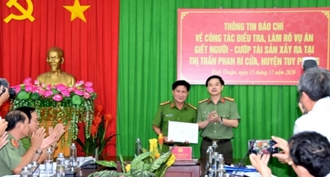 Khen thương tập thể phá vụ án giết người cướp tài sản ở Bình Thuận