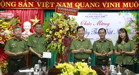 Thứ trưởng Nguyễn Văn Sơn chúc mừng Ngày Thầy thuốc Việt Nam tại Bệnh viện 199