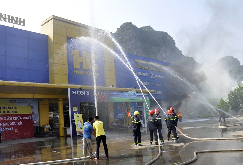 Diễn tập phòng cháy tại siêu thị ở Quảng Ninh