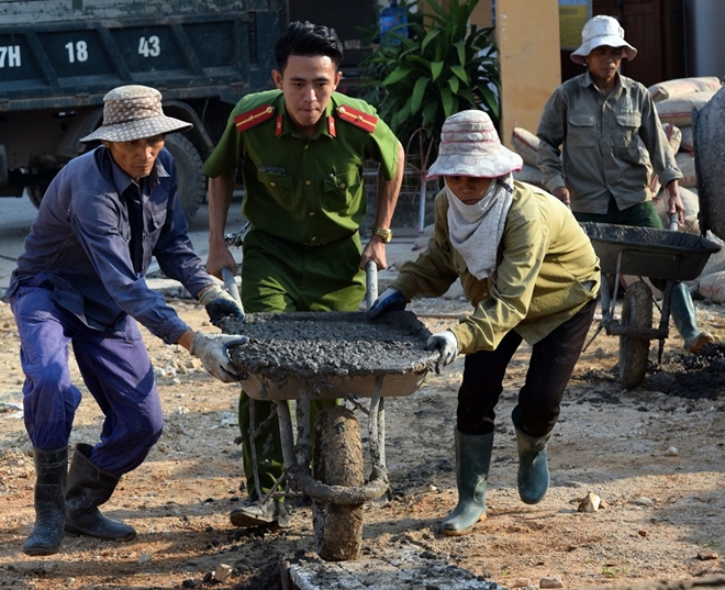 Công an Đông Triều hỗ trợ 90 triệu và ngày công xây dựng nông thôn kiểu mẫu