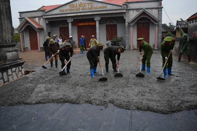Công an Đông Triều giúp Giáo xứ Đông Khê đổ bê tông làm sân đón giáng sinh