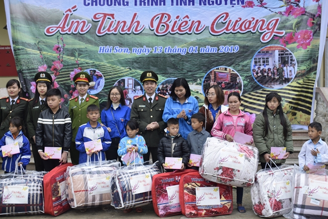 Tặng quà cho hộ nghèo, học sinh khó khăn ở biên cương Pò Hèn (Quảng Ninh)