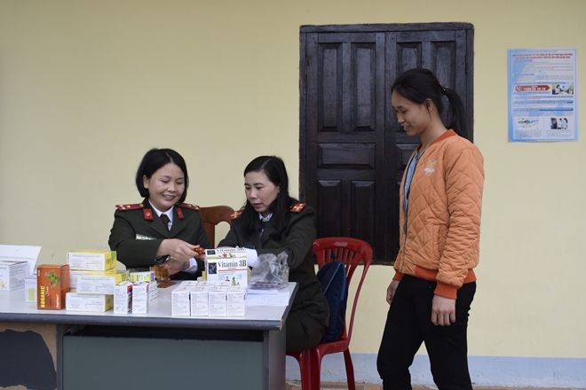 Tặng quà cho hộ nghèo, học sinh khó khăn ở biên cương Pò Hèn (Quảng Ninh) - Ảnh minh hoạ 2