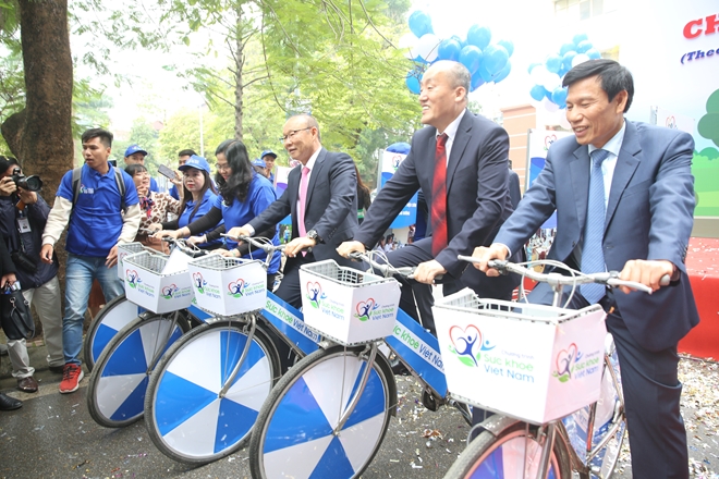 Ông Park và các đại biểu đi xe đạp hưởng ứng phong trào tăng cường vận động thể lực