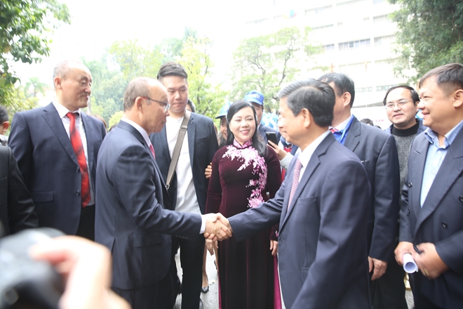 Các đại biểu bắt tay ông Park