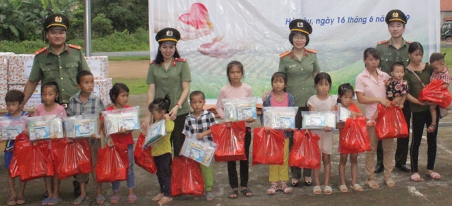 Tặng quà, khám bệnh miễn phí cho trẻ em ở xã Hà Lâu