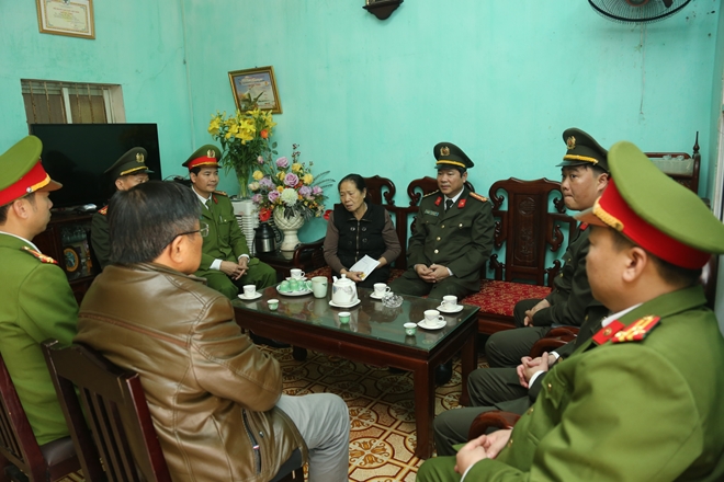 CA Quảng Ninh trao tặng 600 triệu đồng cho gia đình 3 Liệt sỹ hy sinh tại Đồng Tâm - Ảnh minh hoạ 2