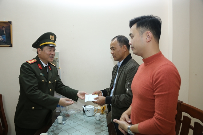 CA Quảng Ninh trao tặng 600 triệu đồng cho gia đình 3 Liệt sỹ hy sinh tại Đồng Tâm - Ảnh minh hoạ 3