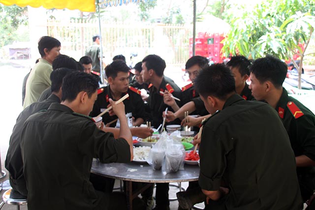 Bữa cơm nghĩa tình quân dân tại nơi sạt lở An Giang - Ảnh minh hoạ 9