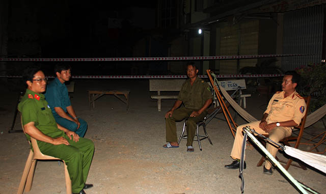 Trắng đêm bảo vệ an toàn cho dân tại khu vực sạt lở tỉnh An Giang