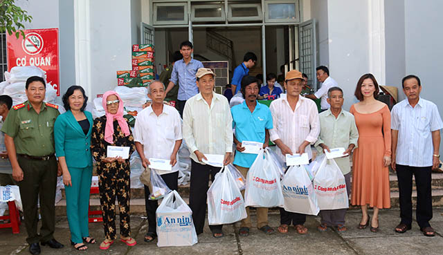 Thăm khám, cấp phát thuốc , tặng  qùa cho người dân vùng căn cứ cách mạng