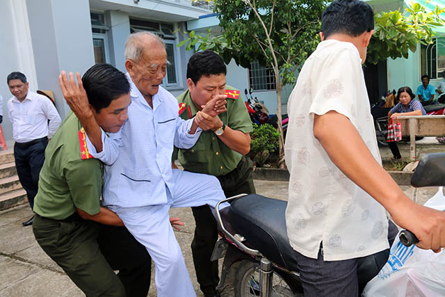 Thăm khám, cấp phát thuốc , tặng  qùa cho người dân vùng căn cứ cách mạng - Ảnh minh hoạ 3