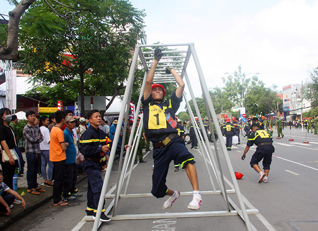 Thi thể thao nghiệp vụ cứu nạn cứu hộ của lực lượng phòng cháy - Ảnh minh hoạ 13