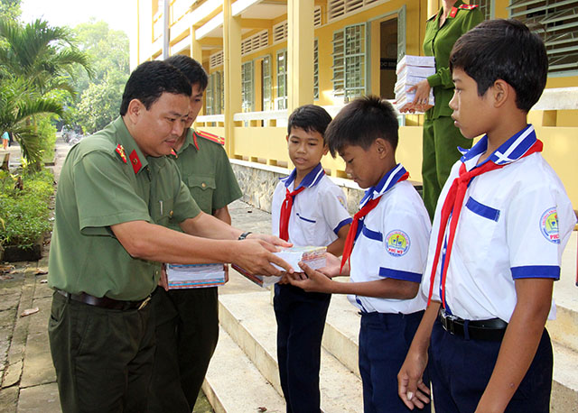 Báo CAND trao tặng 4.000 tập cho học sinh vùng sâu - Ảnh minh hoạ 2