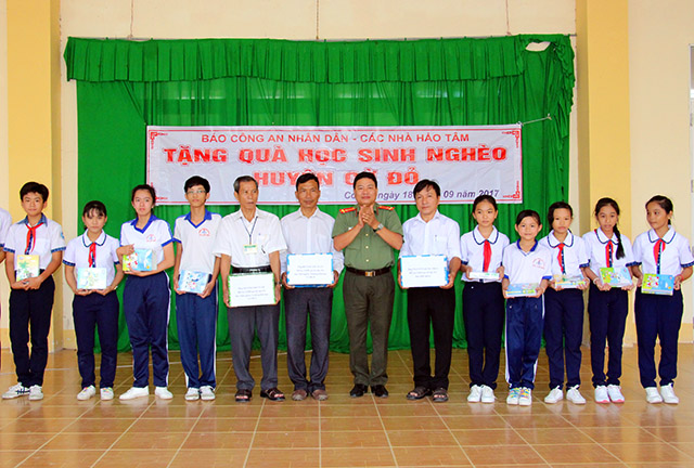 Báo CAND cùng nhà hảo tâm tặng tập, viết cho học sinh nghèo - Ảnh minh hoạ 3