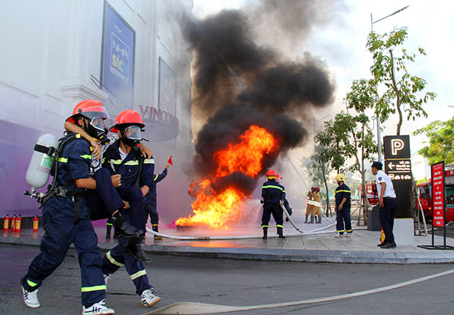 Hậu Giang diễn tập chữa cháy, cứu nạn tại Trung tâm thương mại