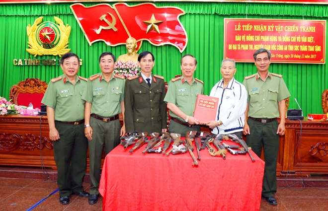 Tiếp nhận kỷ vật bảo vệ đồng chí Phạm Hùng và đồng chí Võ Văn Kiệt
