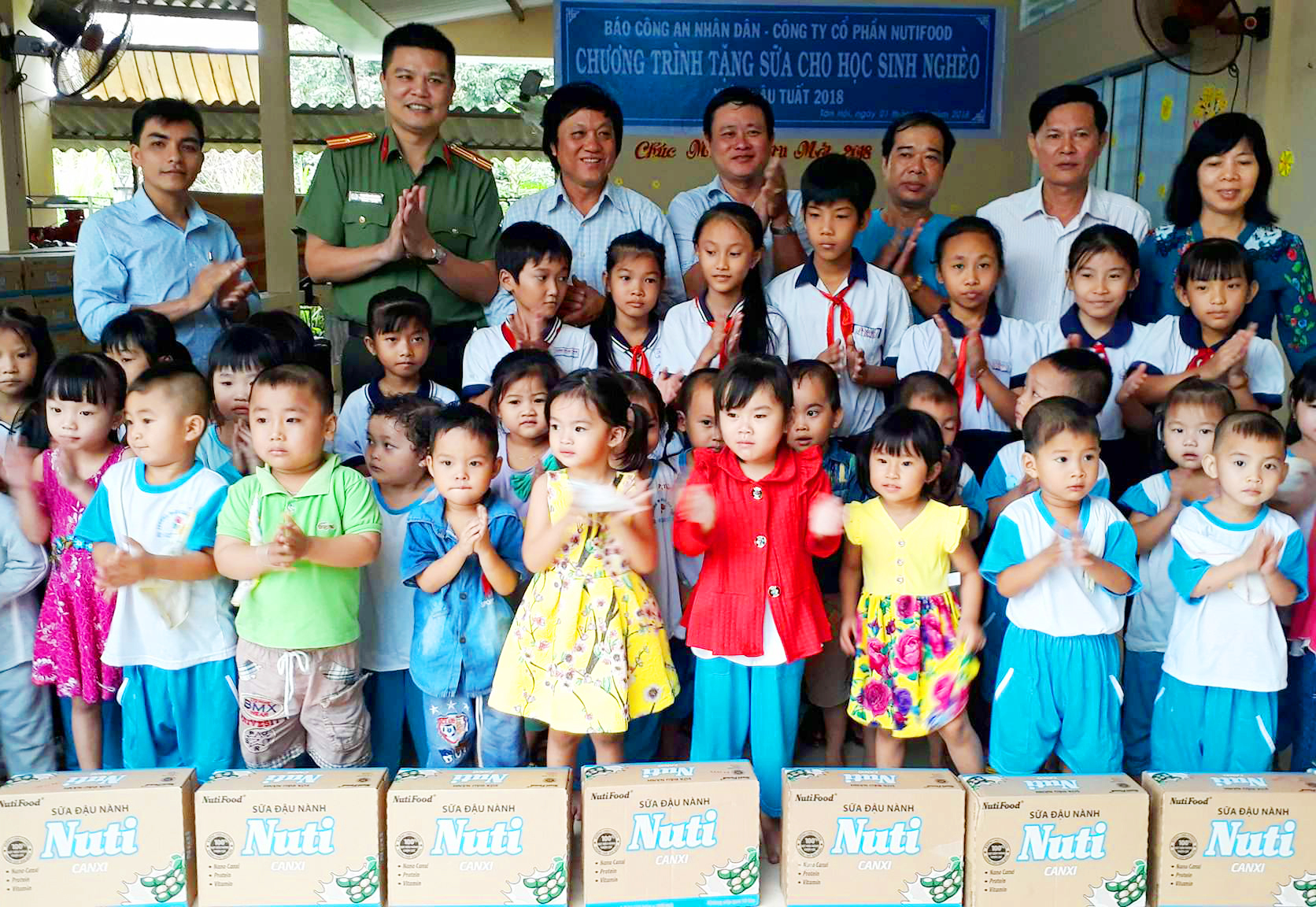 Báo CAND và NutiFood trao tặng sữa cho học sinh nghèo 2 tỉnh Bến Tre và Trà Vinh