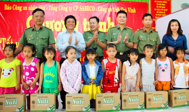 Báo CAND và NutiFood trao tặng sữa cho học sinh nghèo 2 tỉnh Bến Tre và Trà Vinh - Ảnh minh hoạ 6