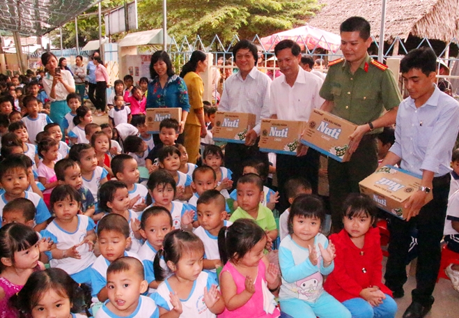 Báo CAND và NutiFood trao tặng sữa cho học sinh nghèo 2 tỉnh Bến Tre và Trà Vinh