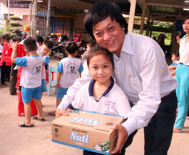 Báo CAND và NutiFood trao tặng sữa cho học sinh nghèo 2 tỉnh Bến Tre và Trà Vinh - Ảnh minh hoạ 3