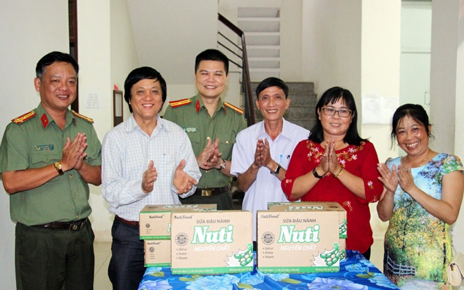 Báo CAND và NutiFood trao tặng sữa cho học sinh nghèo 2 tỉnh Bến Tre và Trà Vinh - Ảnh minh hoạ 9