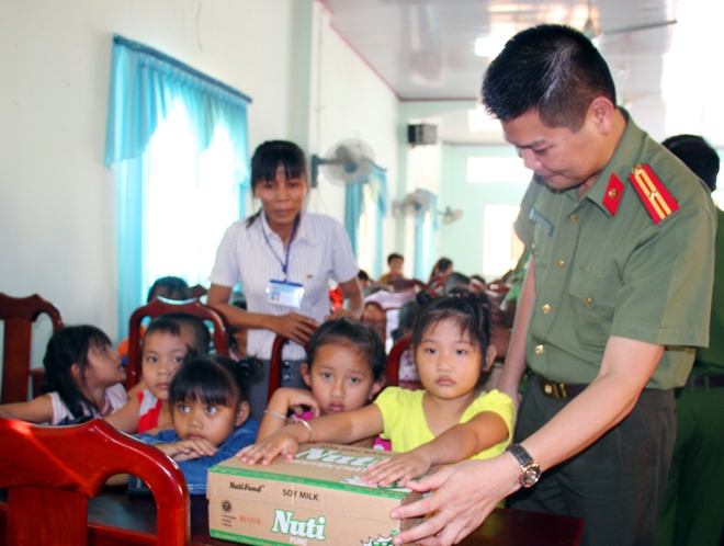 Báo CAND và NutiFood trao tặng sữa cho học sinh nghèo 2 tỉnh Bến Tre và Trà Vinh - Ảnh minh hoạ 8