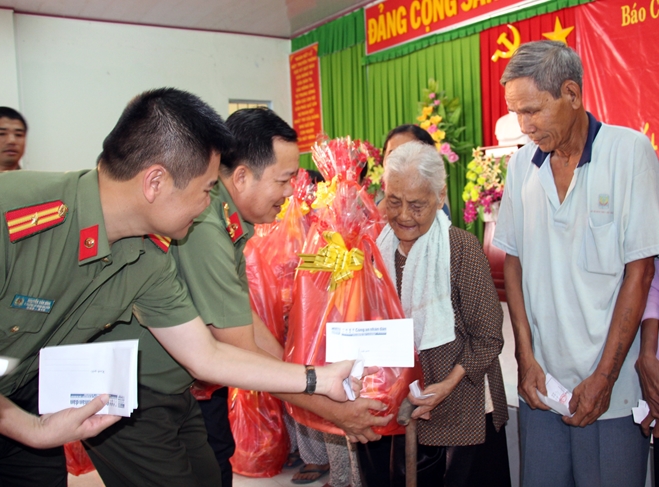 Chút tình Xuân về với đồng bào nghèo Trà Vinh và xứ Dừa - Ảnh minh hoạ 9