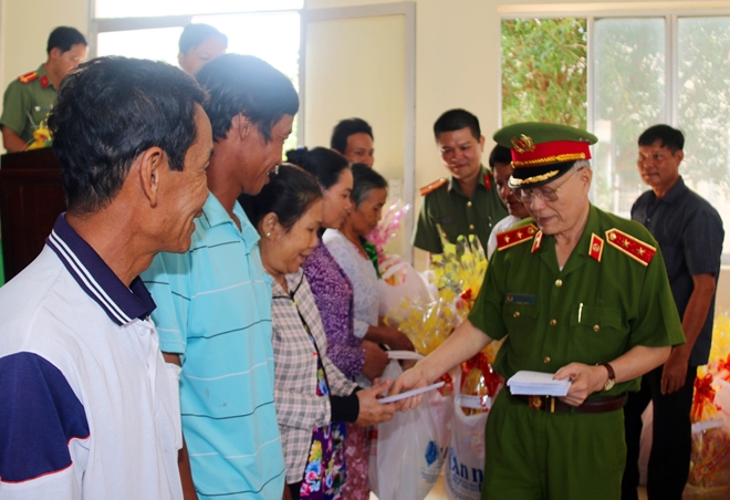 Ấm áp tình Xuân với bà con nghèo vùng đất Hậu Giang - Ảnh minh hoạ 2